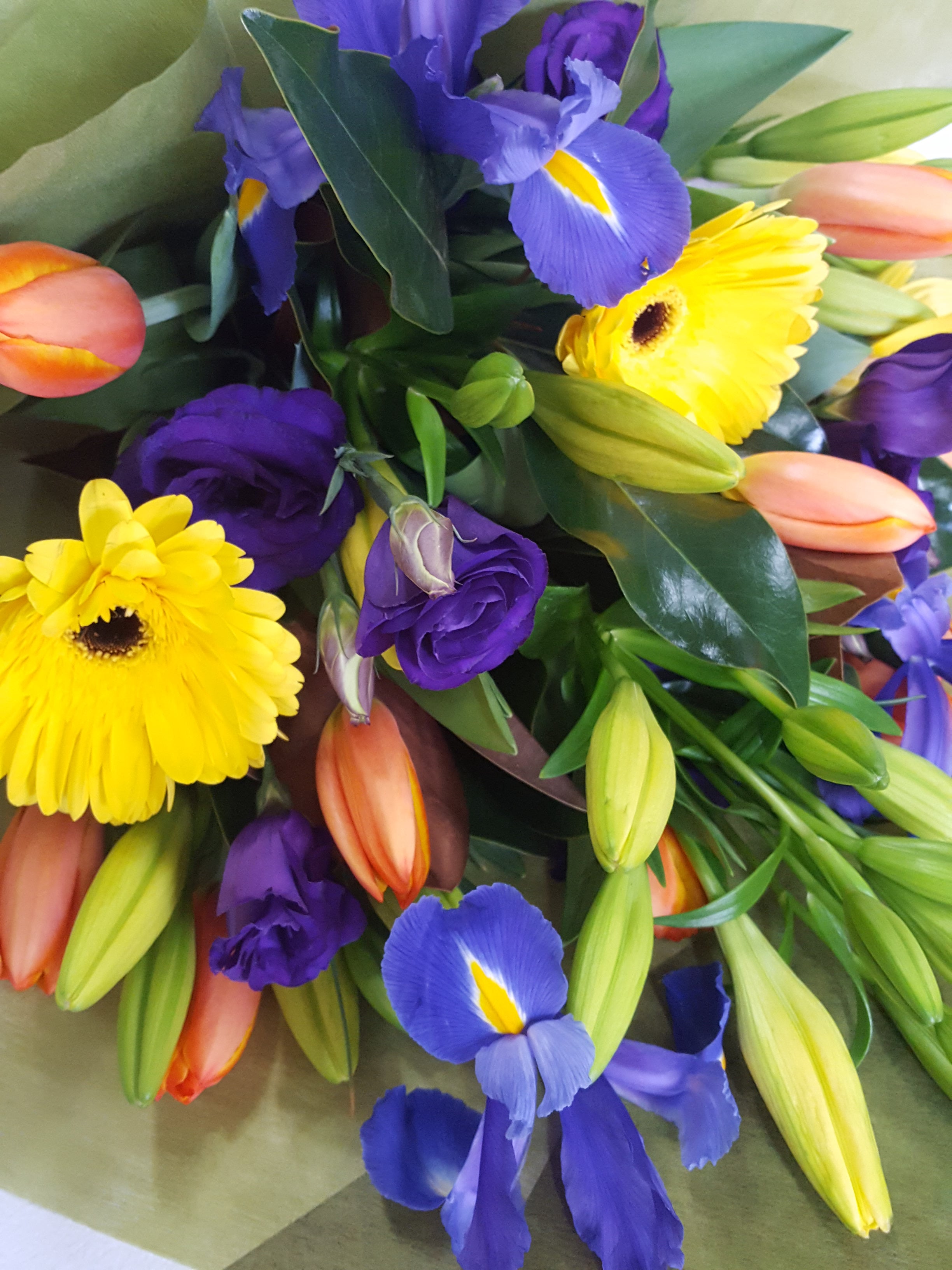 Bouquets & arrangements created using a selection of brightly coloured seasonal flowers such as iris,lilies,tulips,lisianthus & gerberas can be delivered in Bendigo